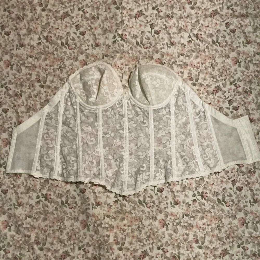 Vintage White Strapless Bra